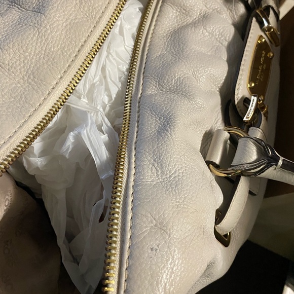Michael Kors off White Leather Designer Tote/ shoulder /weekender
GUC - Picture 9 of 11